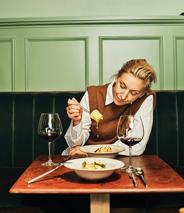 Tea Malmegård sitter och äter på restaurang Doma.