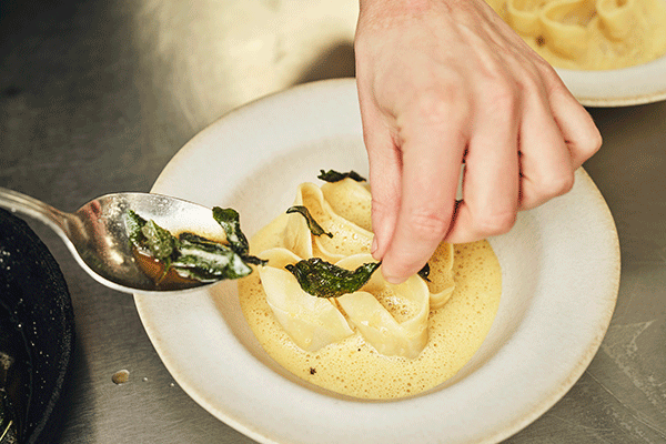 Tea Malmegård förbereder en rätt på restaurang Doma. 