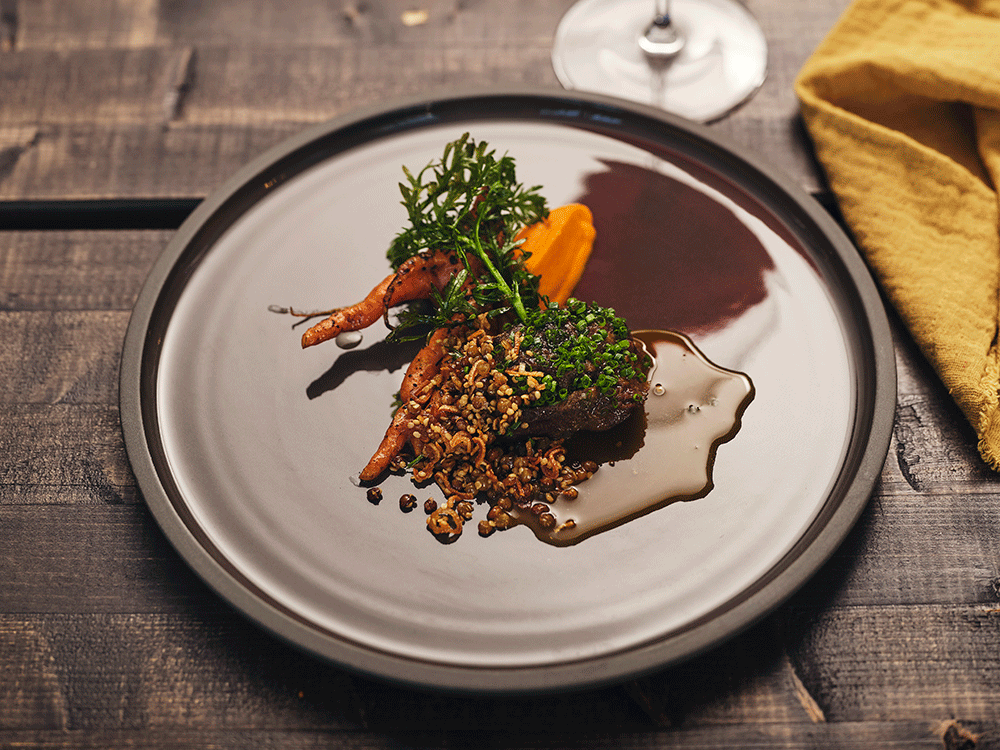 Griskind med morötter från Tjeldervik Gård och friterad kranskrage. Recept av Luqaz Ottosson. 