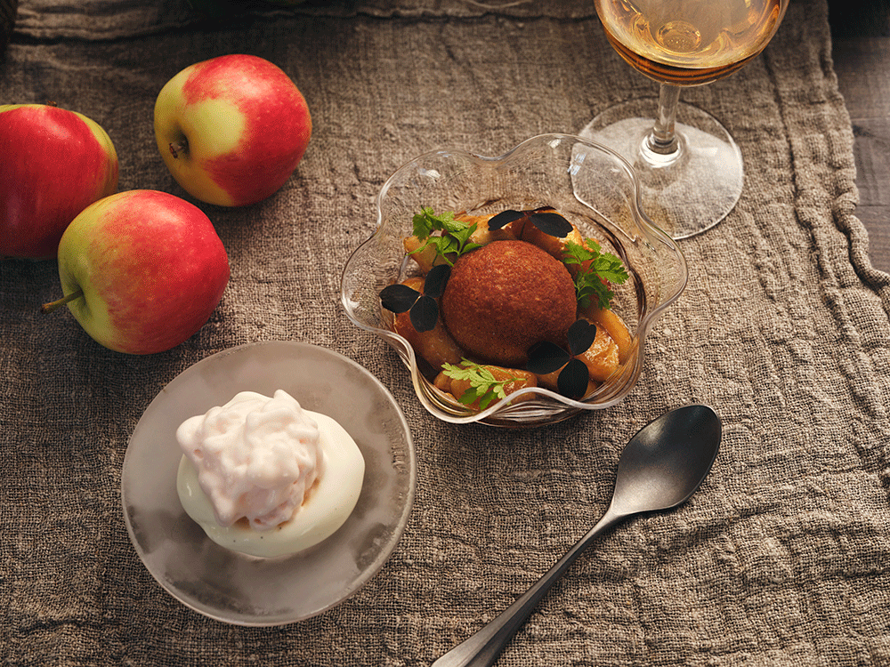 Mandelkaka med karameliserade äpplen, brynt smör och maltglass. Recept av Luqaz Ottosson. 